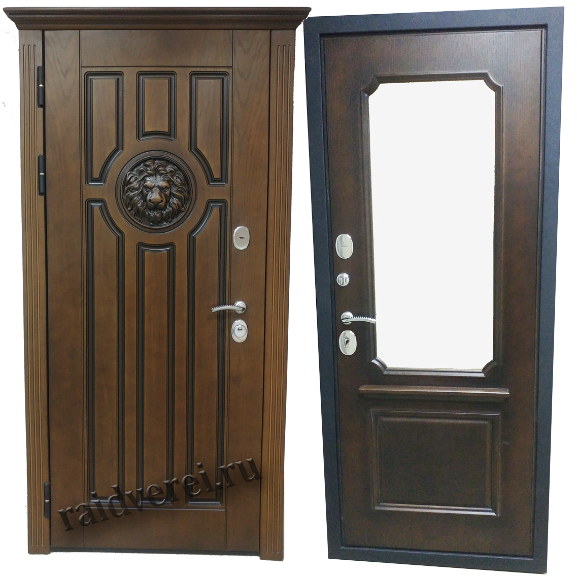 Входная деревянная дверь с зеркалом